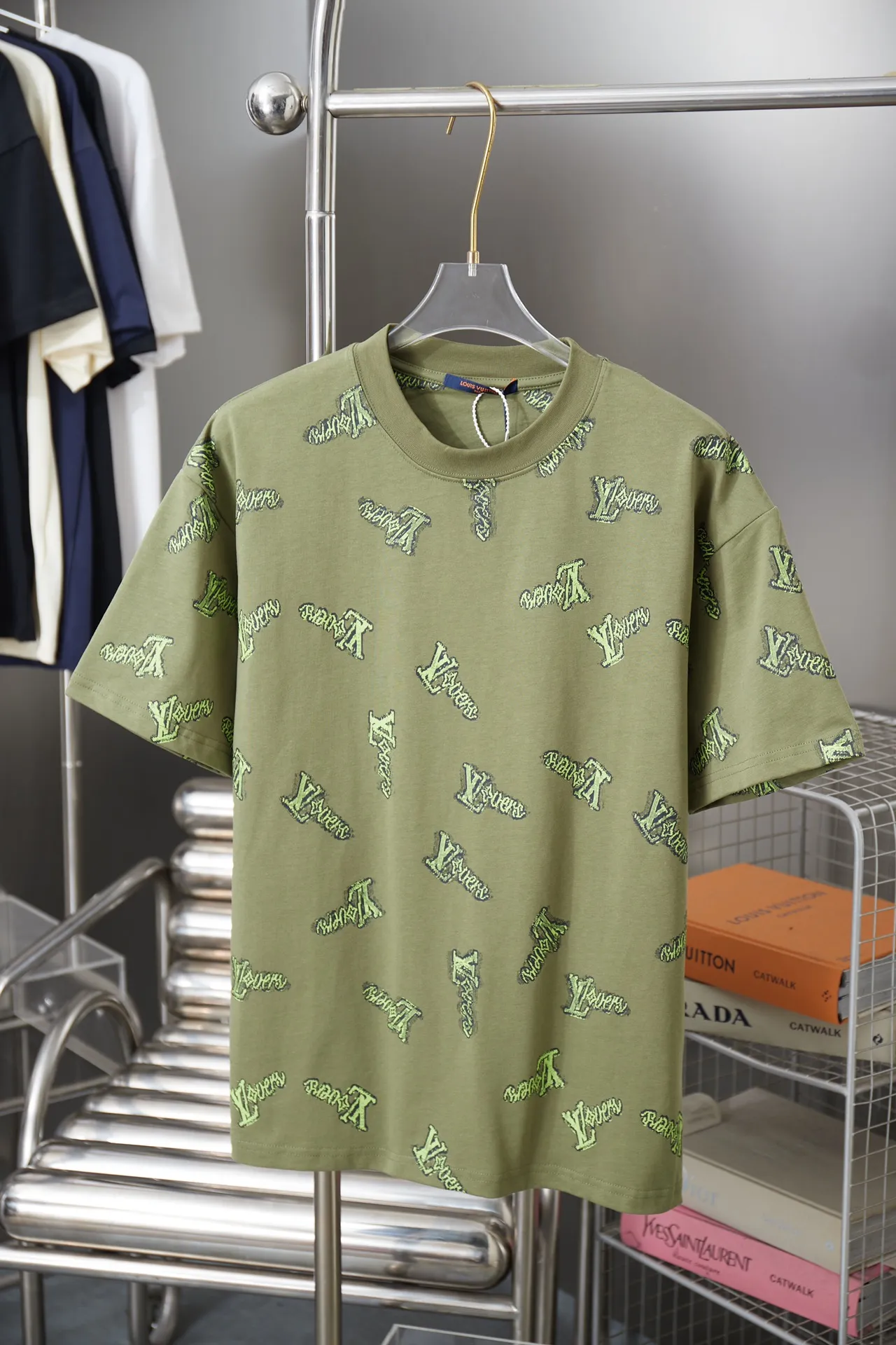 🅿️190 1V 25SS early spring new model Digitally printed letter short sleeves Light luxury essential item for daily commuting for men and women Correct version Welcome to compare Detailed features · 320g 100% pure cotton double yarn jersey fabric · Special thickened 32 pieces of double-strand 1X1 thread in the same cylinder custom dyeing · Positioned digital green LV letter logo printing · Double needle stitching and cross-stitching technology · Original main mark, washed tag, brand moisture-proof paper packaging Color: black/white/green Size: S/M/L/XL